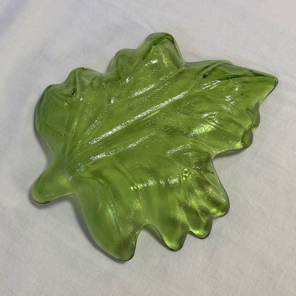 Green Leaf-Shaped Clear Glass Dish - Picture 2 of 6